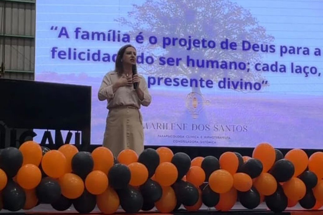 Marilene dos Santos no palco durante um evento.